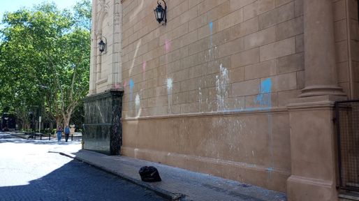 Vandalizaron la Catedral de Rosario durante la Marcha del Orgullo y dañaron su fachada restaurada