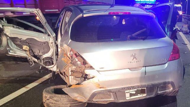 Violento impacto. El conductor del Peugeot 308 perdió el control y golpeó sobre las barandas metálicas del puente sobre el Salado.