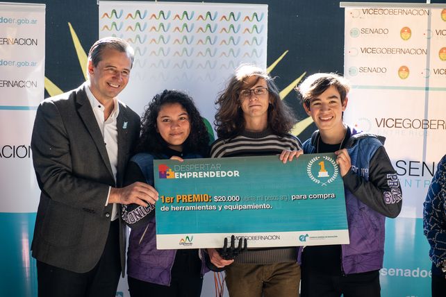 Premio. La mano robótica (negra) también sostiene el cheque.&nbsp;