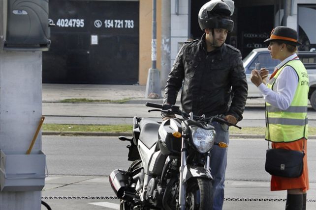 Venta de motos: pedirán que en lugar de uno, se venda con dos cascos por seguridad