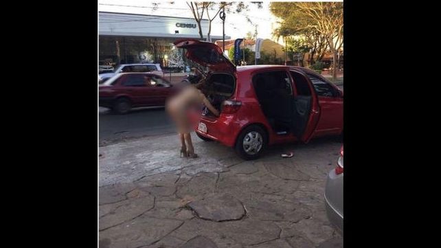 Una modelo paraguaya se bajó del auto completamente desnuda