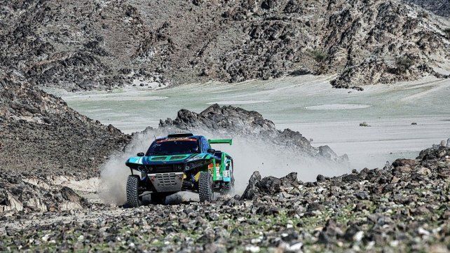 El shakedown previo al Dakar 2026 mostró las primeras imágenes de los vehículos en el desierto.