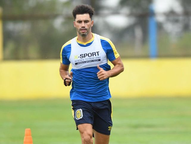 Claudio Yacob no fue convocado por Tevez para viajar al predio de la AFA. Le quedan seis meses de contrato.