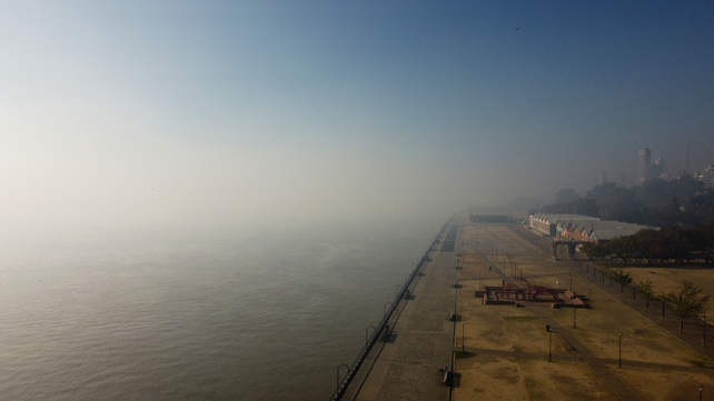 Una postal de septiembre del 2022, una de las tantas veces que por los incendios en las islas entrerrianas Rosario quedó cubierta por el humo.
