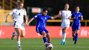 Sofía Domínguez la controla ante Jella Veit. La selección argentina pudo hacer poco ante la poderosa Alemania.