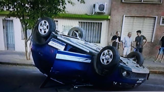 Espectacular choque entre dos autos en una esquina céntrica