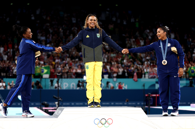 Rebeca Andrade se quedó con el oro y compartió podio con Simone Biles y Jordan Chiles.