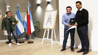Walter Andrade recibiendo el reconocimiento por parte del presidente del Honorable Concejo Deliberante de Paraná, David Cáceres.
