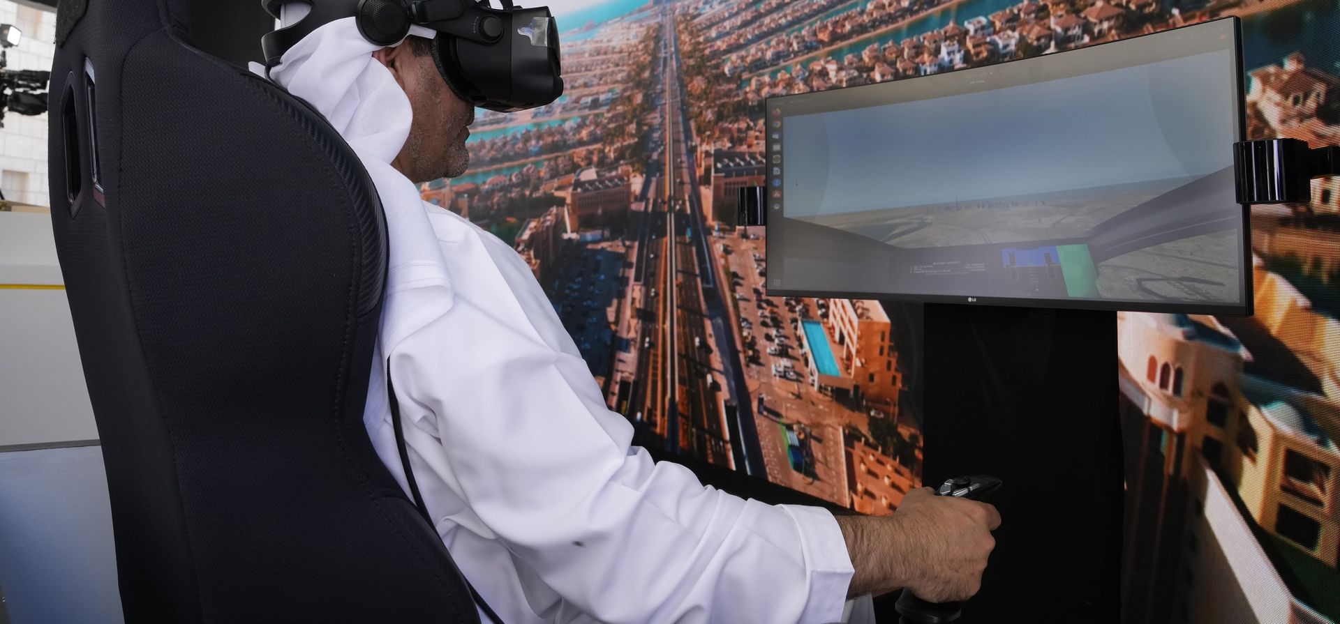 Un hombre experimenta en un simulador de conducción de un taxi volador en el stand de la Autoridad de Carreteras y Transporte de Dubái durante la Cumbre del Gobierno Mundial WLD en Dubái, Emiratos Árabes Unidos, el lunes 13 de febrero de 2023. Dubái nuevamente está planeando el despegue de taxis voladores en este futurista ciudad-estado en la Península Arábiga, ofreciendo sus detalles más firmes hasta el lunes para un lanzamiento prometido para 2026. (AP Photo/Kamran Jebreili)