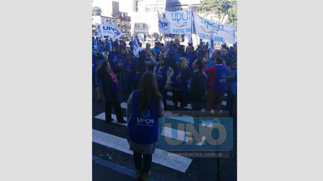 UPCN se movilizó a Casa de Gobierno en rechazo de la propuesta salarial del Gobierno