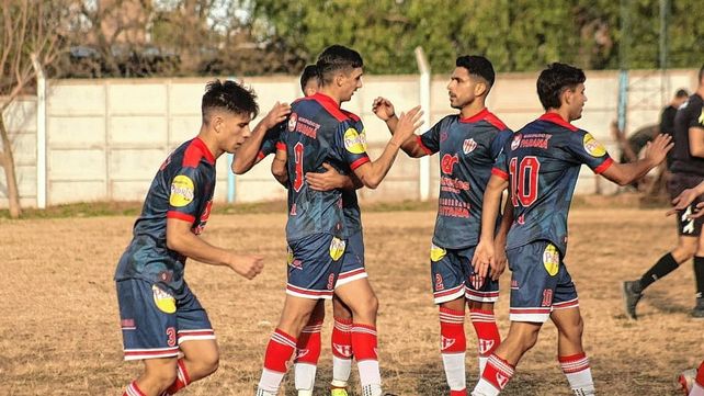 Marcos Cian festejando uno de sus goles para Atlético Paraná. Foto Esteban Bonsi/Minuto a Minuto