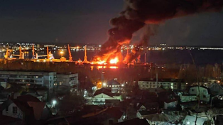 El buque de desembarco Novocherkassk arde en el puerto de Feodosia luego del ataque aéreo ucraniano.