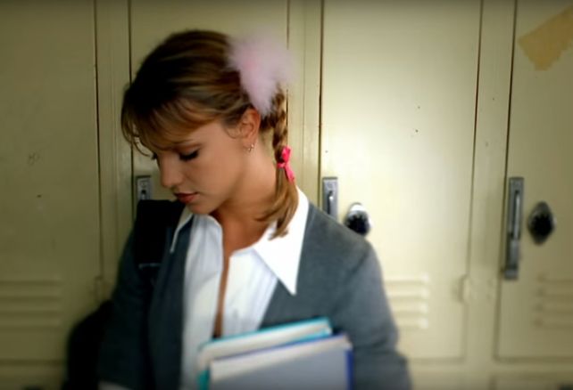 A 20 años de Baby One More Time, Britney Spears otra vez se vistió de colegiala