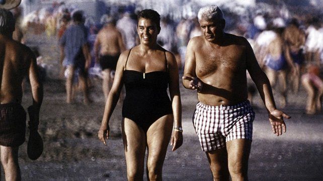 La emblemática foto de Yabrán caminando en la playa fue publicada en la tapa de la revista Noticias en marzo de 1996: Foto: José Luis Cabezas. Gentileza Argra