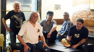 La banda rosarina Oasis celebra más de cincuenta años de historia en la ciudad a través de un libro