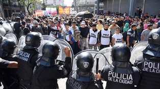 Las organizaciones sociales marcharon sin cortar la avenida 9 de Julio.
