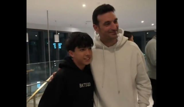 Lionel Scaloni fue fue captado por la pantalla LED del estadio y luego se fotografió con hinchas.