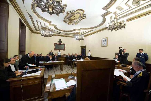 Solo ocho periodistas fueron autorizados a entrar a la sala del tribunal y únicamente podrán informar sobre el juicio a su salida. No podrán utilizar cámaras de foto