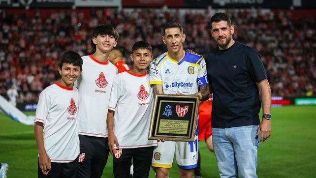 El reconocimiento de Instituto a Ángel Di María antes del partido ante Central.