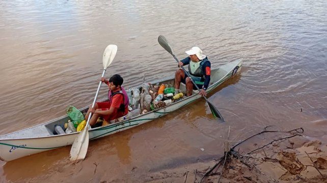 Integrantes de la Escuela Municipal de Canotaje realizaron una jornada de limpieza del río Paraná