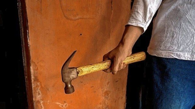 Colón: madre habría golpeado a su hija en la cabeza con un martillo y denuncian fallas en salud mental.
