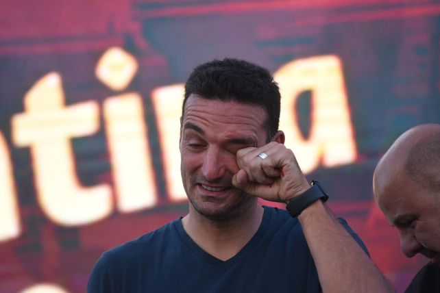 Lionel Scaloni no pudo contener las lágrimas al hablar de la gente del pueblo de Pujato y su familia.&nbsp;