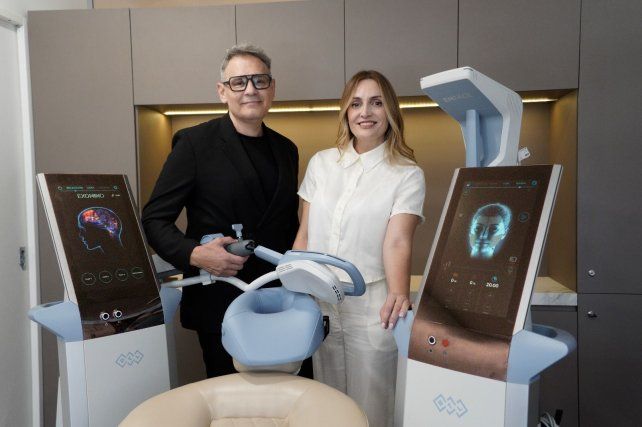 Ignacio Uribe junto a la doctora María Sol Torres Va presentando la nueva tecnología que trajeron a la ciudad.