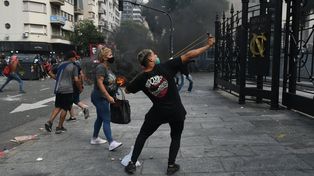Foto: Télam. Manifestantes arrojaron piedras y quemaron neumáticos frente al Congreso contra el FMI