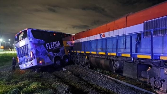 El choque del colectivo y el tren del NCA sucedió en el paso a nivel ubicado en la ruta A012 a la altura de San Lorenzo.