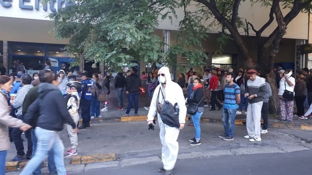Hay largas colas en los bancos para cobrar jubilaciones y AUH