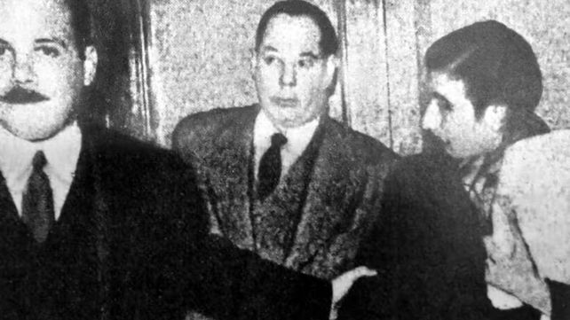 El propio Agustín Rodríguez Araya se lleva detenido a un niño cantor tras descubrir el fraude en la Lotería Nacional. 
