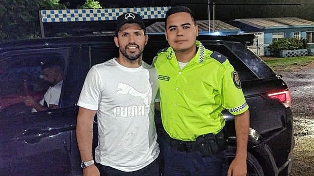 El Kun Agüero pasó por La Paz rumbo a Corrientes y se sacó fotos y firmó autógrafos en un puesto policial.