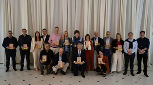 Milei agasajó a su gabinete con un asado y les regaló un particular libro: de qué trata