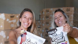 Las hermanas Carolina y Julieta López, crearon la marca de pochoclos HandFood.
