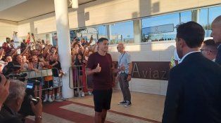 Nahuel Molina llegó a Roma y fue recibido por una multitud de hinchas