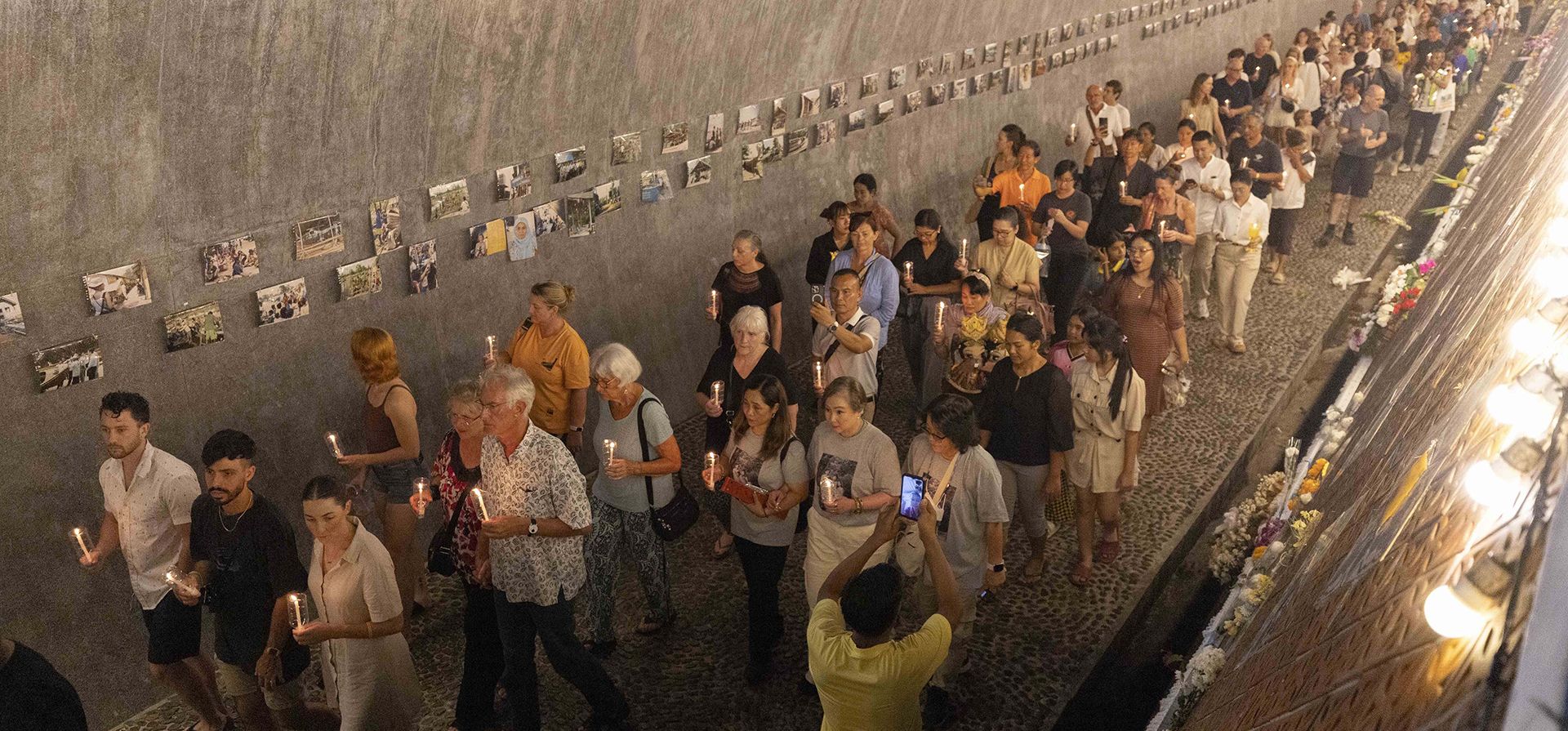 Familiares de las víctimas del tsunami del océano Índico de 2004 celebran una vigilia con velas mientras participan en el 20º aniversario, en el Parque Memorial del Tsunami en Ban Nam Khem, distrito de Takuapa de la provincia de Phang Nga, en el sur de Tailandia, el jueves 26 de diciembre de 2024. (Foto AP/Wason Wanichakorn) Familiares de las víctimas del tsunami del océano Índico de 2004 celebran una vigilia con velas mientras participan en el 20º aniversario, en el Parque Memorial del Tsunami en Ban Nam Khem, distrito de Takuapa de la provincia de Phang Nga, en el sur de Tailandia, el jueves 26 de diciembre de 2024. (Foto AP/Wason Wanichakorn)