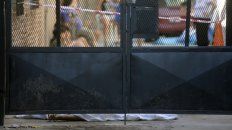 El cuerpo de Héctor Daniel Fleitas quedó tendido tras la puerta de un pasillo de Ituzaingó al 7200. El cuerpo de Héctor Daniel Fleitas quedó tendido tras la puerta de un pasillo de Ituzaingó al 7200.