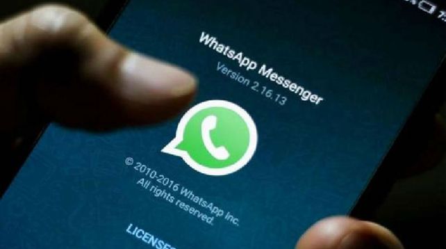 Cuando se muestra un logotipo de reloj en una imagen de contacto en WhatsApp