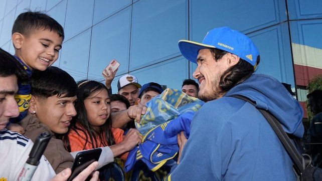 Edinson Cavani recibe el cariño de los hinchas de Boca en Córdoba.