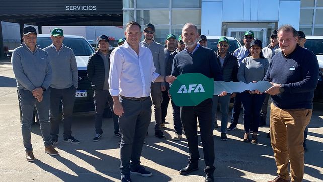 Autoridades de AFA y Giorgis en el momento de la entrega de las Ford Ranger.