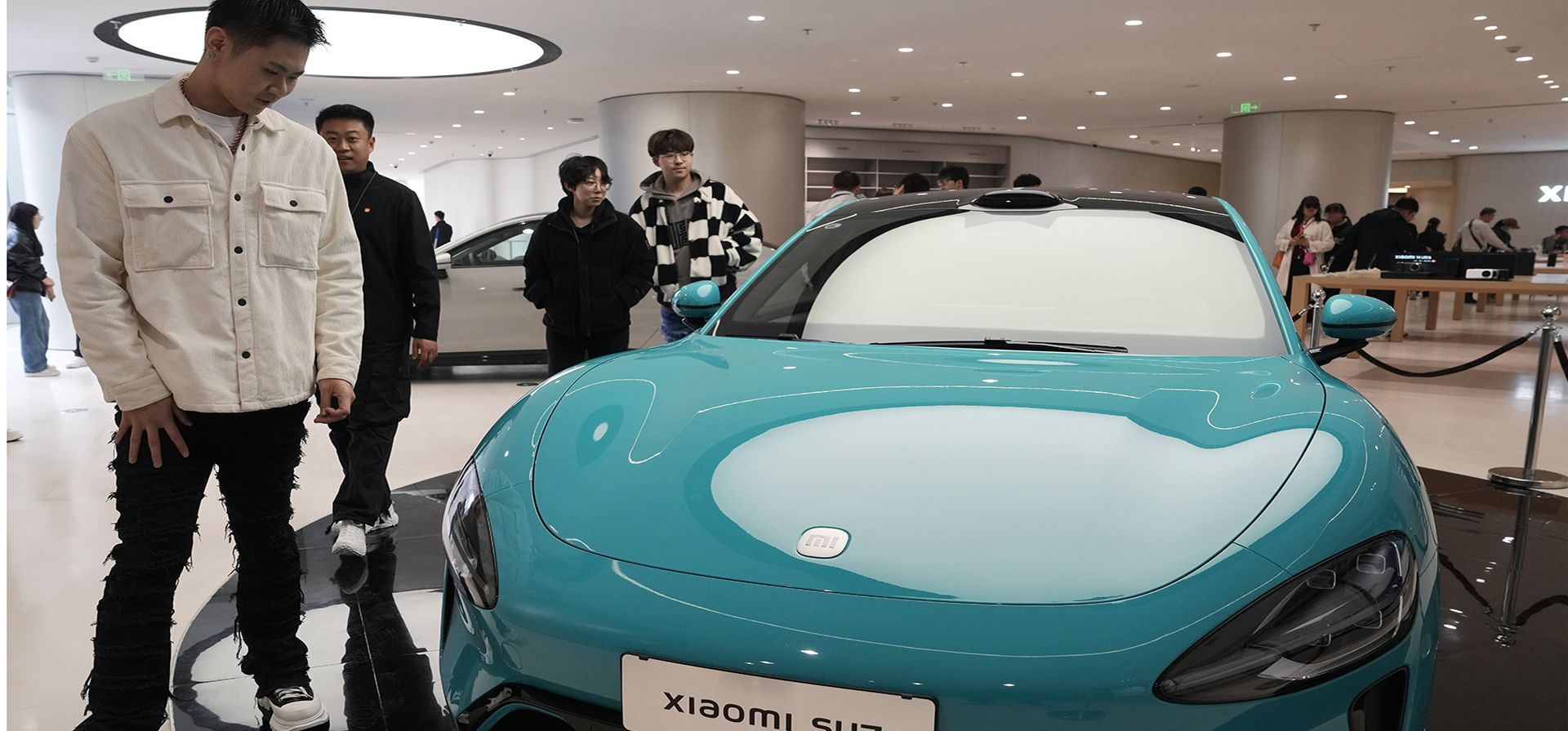 Los visitantes de la tienda insignia de Xiaomi Automobile observan el automóvil eléctrico Xiaomi SU7 en exhibición en Beijing, el martes 26 de marzo de 2024. El fabricante chino de teléfonos inteligentes Xiaomi anunció que entregará su primer vehículo eléctrico el 28 de marzo de 2024. (Foto AP/Ng Han Guan) Los visitantes de la tienda insignia de Xiaomi Automobile observan el automóvil eléctrico Xiaomi SU7 en exhibición en Beijing, el martes 26 de marzo de 2024. El fabricante chino de teléfonos inteligentes Xiaomi anunció que entregará su primer vehículo eléctrico el 28 de marzo de 2024. (Foto AP/Ng Han Guan)