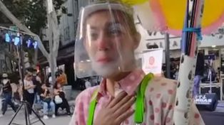 Video viral: le compró los globos a una payasa y se los regaló a los chicos en la calle
