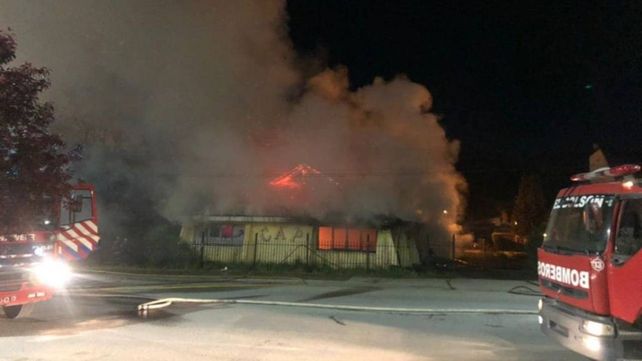 El ataque incendiario destruyó por completo el Club Andino de El Bolsón.