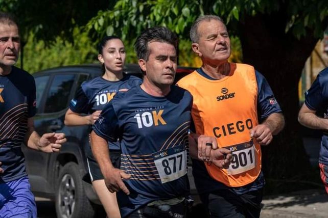 Gustavo, acompañante de Norberto Catalano, atleta no vidente de 75 años. 