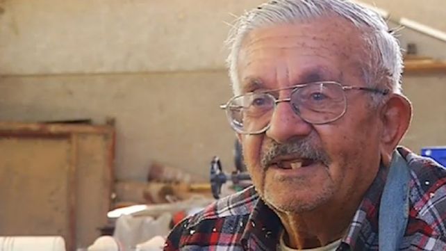 Gasta su pensión mensual para fabricar juguetes a niños necesitados