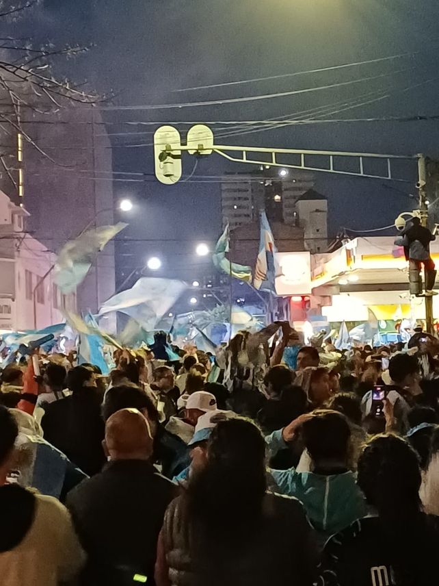 Santa Fe volvió a desatar una fiesta tras el histórico triunfo ante Inglaterra: miles de hinchas coparon las calles de la ciudad