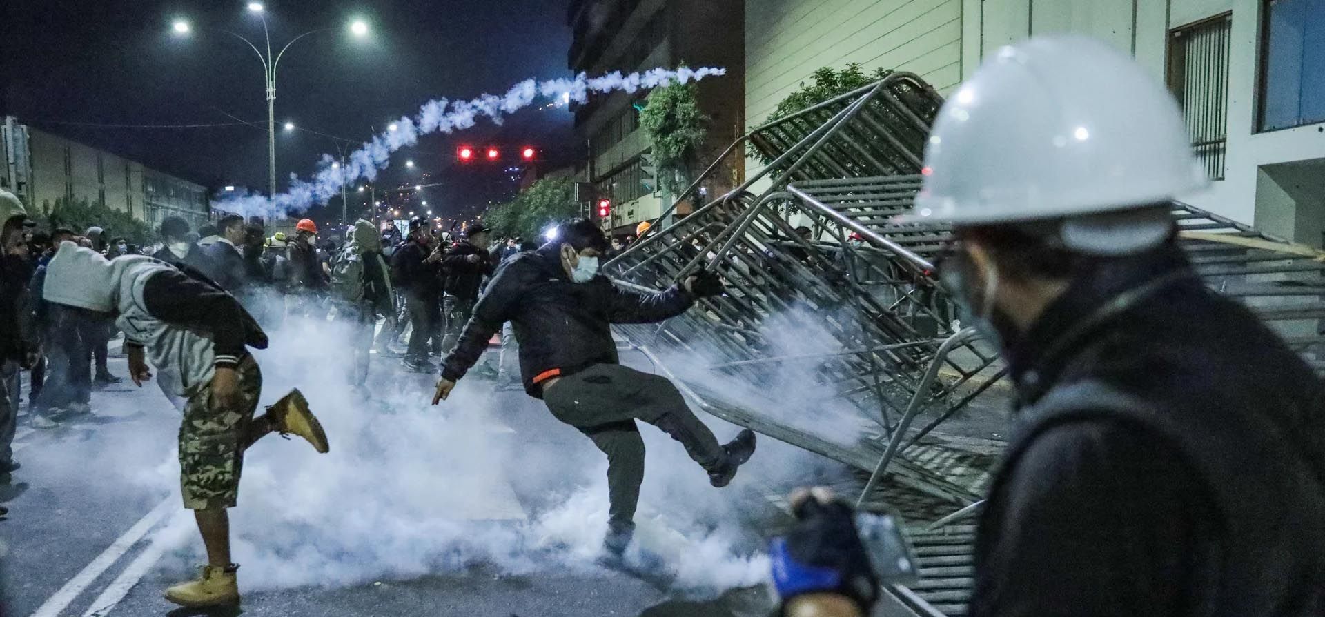 Manifestantes se enfrentan con la policía antidisturbios durante una manifestación antigubernamental, Lima, Perú. Fotografía: Connie France/AFP/Getty Manifestantes se enfrentan con la policía antidisturbios durante una manifestación antigubernamental, Lima, Perú. Fotografía: Connie France/AFP/Getty