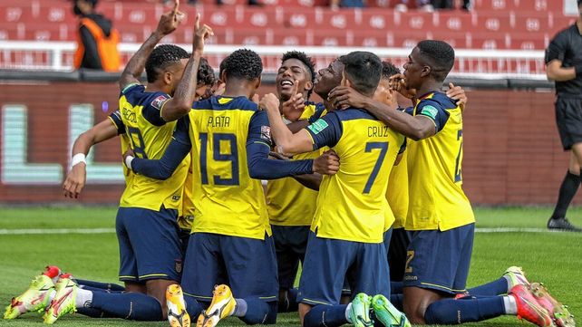 Los jugadores de Ecuador celebran el único gol del encuentro.