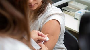 Las farmacias se abastecieron de vacunas contra el dengue