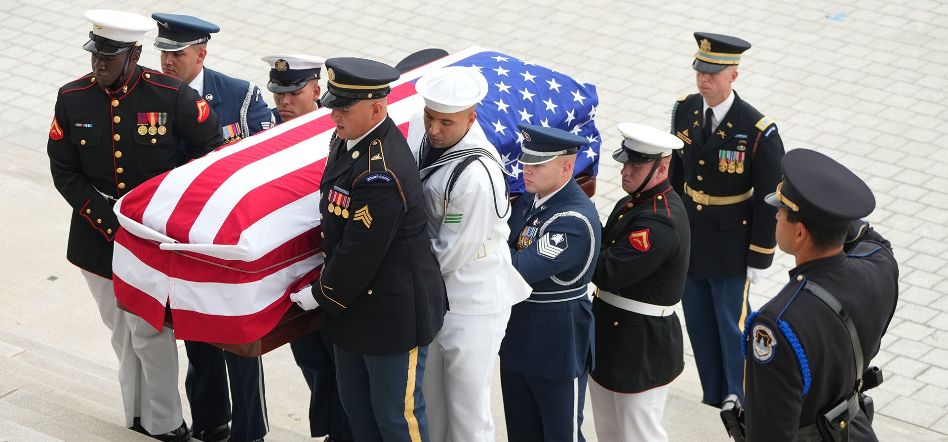 Un equipo de las Fuerzas Armadas traslada el ataúd del senador Lindsey Graham, republicano por Carolina del Sur, a su llegada para un homenaje en el Congreso en la Rotonda del Capitolio de los Estados Unidos, el martes 28 de julio de 2026, en Washington. (Foto AP/Mark Schiefelbein, Pool)